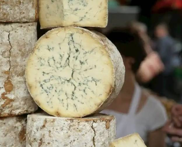 Turistler bu peynir için birbirleri ile yarışıyor. Cildi saçı ve kemiği güçlendiriyor - Resim: 3